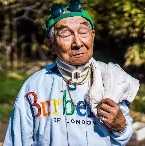 85岁大爷一觉醒来变25岁小伙,大爷变潮男视频