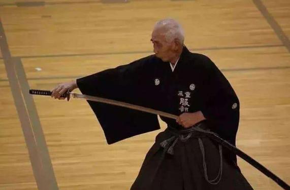 砍人一时爽，擦刀两行泪？古代战场处理沾血刀剑的方法简单又粗暴