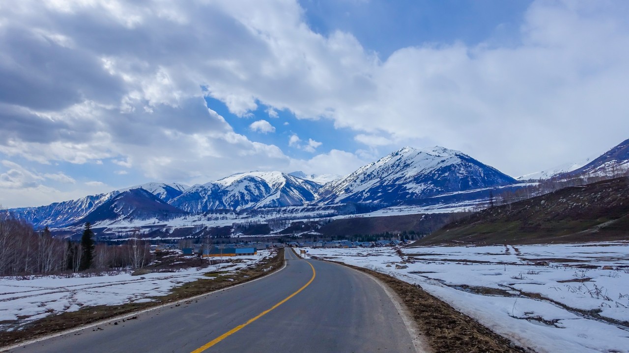 你永远不会体会到*疆新**公路的风情万种，除非你亲自自驾到那里！
