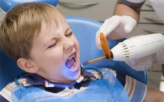 宝贝乳牙发生龋齿，真的不用管吗？父母应该尽早这样做！