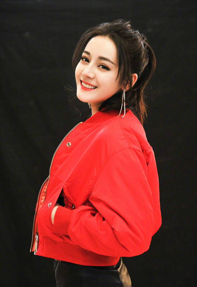 迪丽热巴跳芭蕾舞当场摔倒,迪丽热巴转场摔倒忍痛继续表演