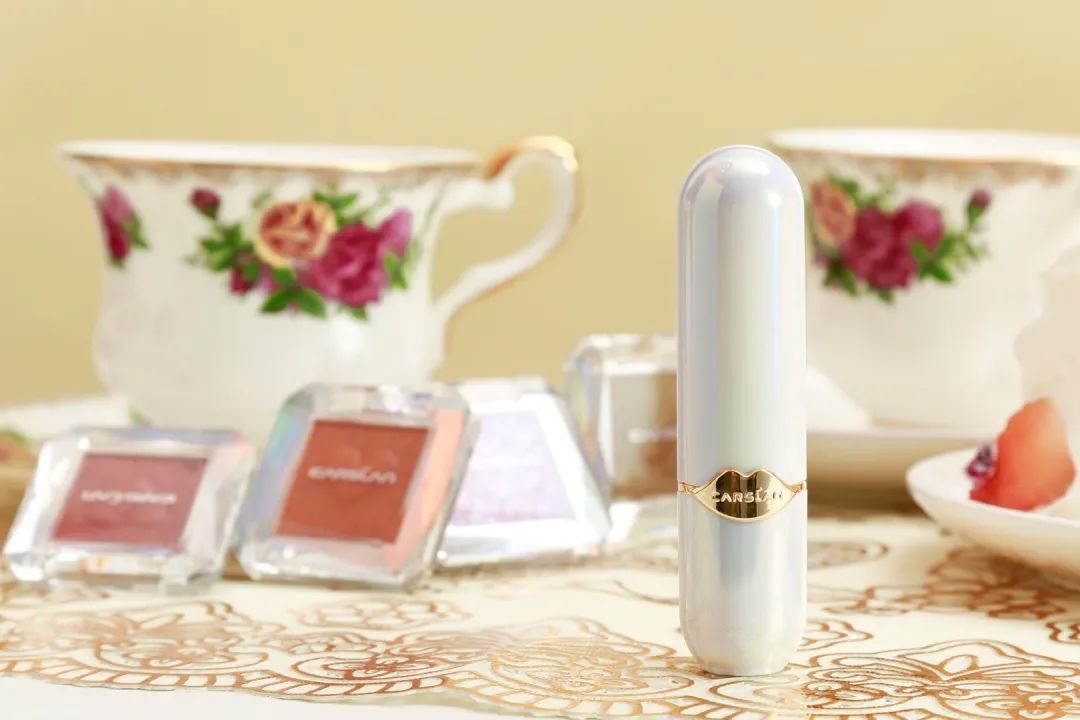 卡姿兰x必胜客的“下午茶”主题彩妆包装，梦回爱丽丝