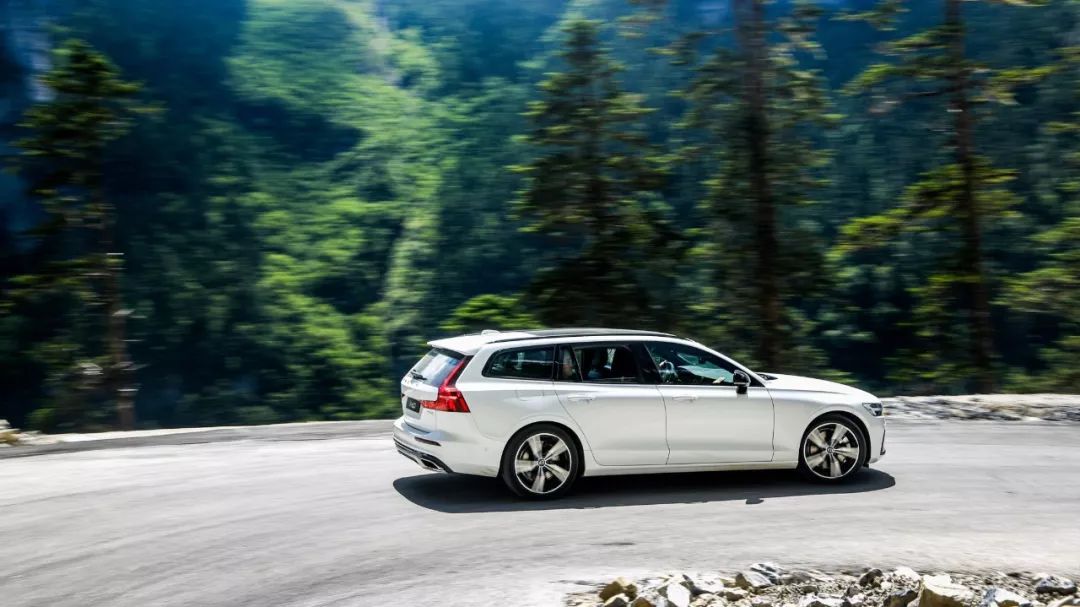 沃尔沃旅行车v60和v90碰撞测试,沃尔沃旅行车v6017年二手车价格