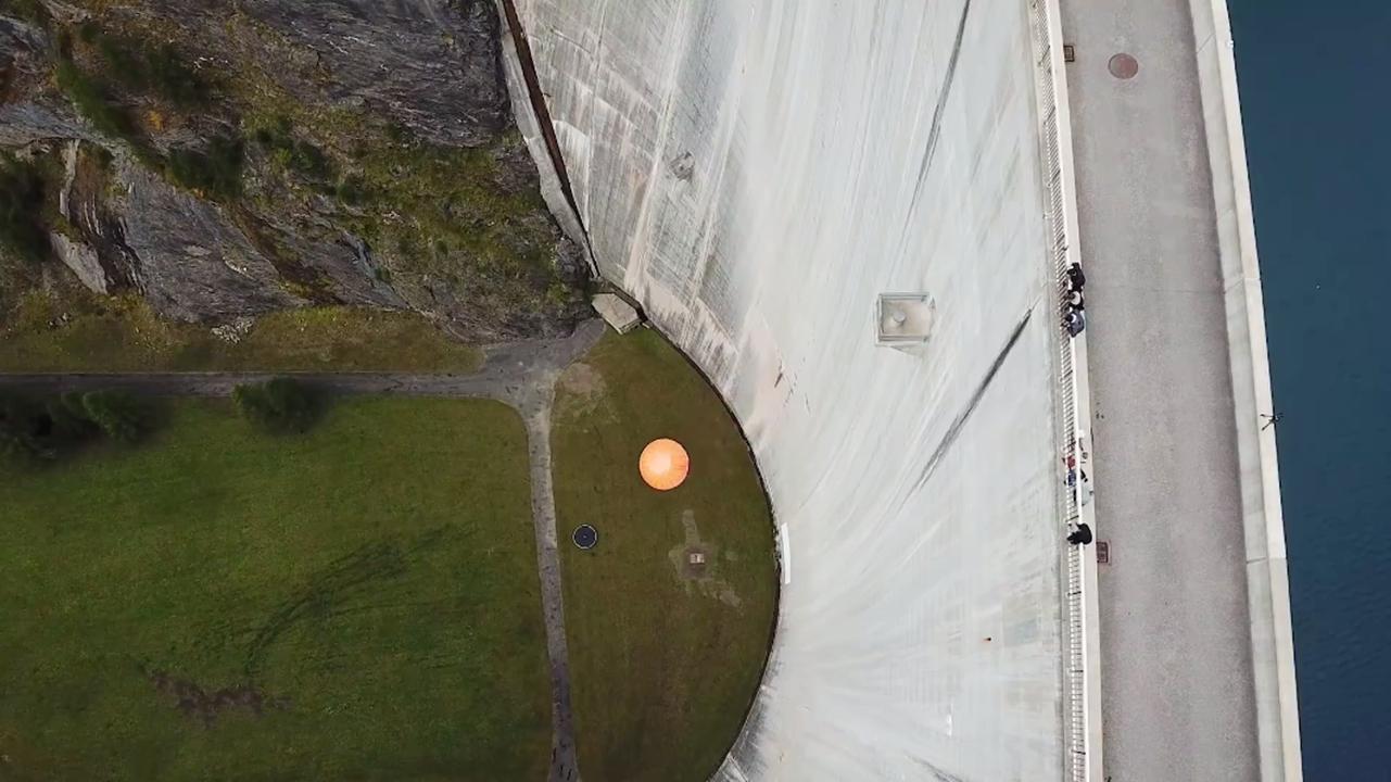 外国牛人作死实验高空抛物,老外高空趣味实验