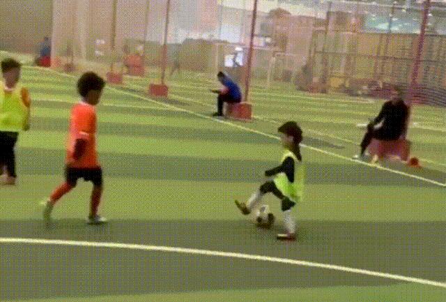 6岁足球神童花式过人,6岁足球过人
