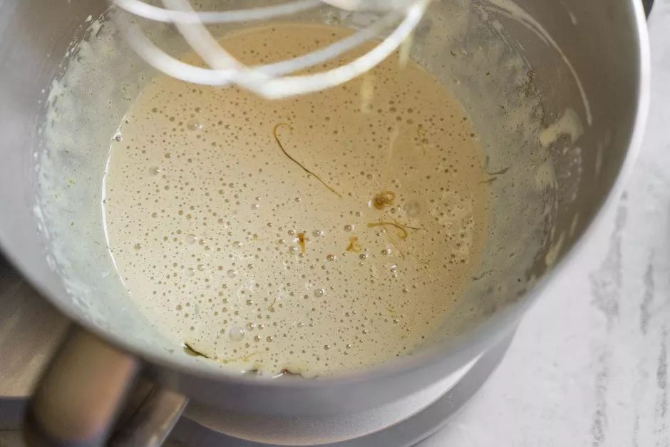 黑森林樱桃酒巧克力蛋糕,疯狂的草莓蛋糕图片