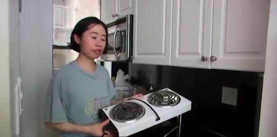 堪称最牛铁公鸡，衣食住行全从垃圾堆里来，美国女白领极端省钱术