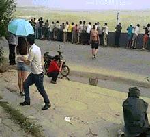 搞笑gif跟着妹子的节拍摇起来,敲锣打鼓甩头搞笑gif