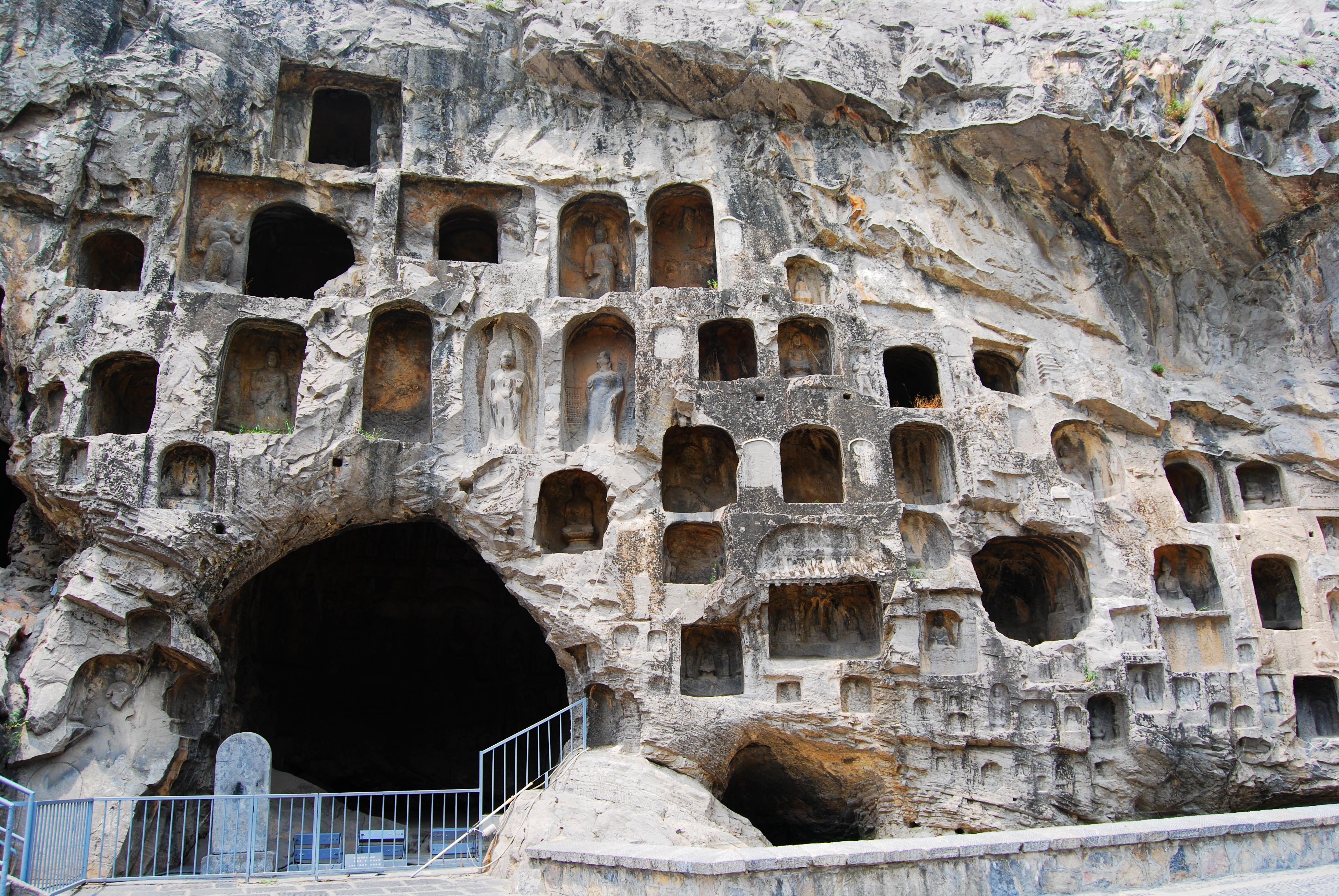 龙门石窟的卢舍那大佛的资料,龙门石窟卢舍那大佛的实际名字