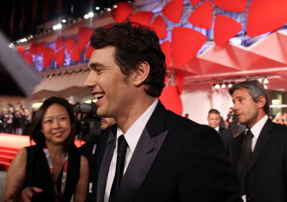 又一好莱坞男星被狂锤!开表演课“选妃”,强扒女生衣服性侵