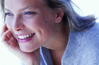 皮肤长了个黑痣褐色会是癌症吗,黑痣附近痒疼是癌症症状表现吗