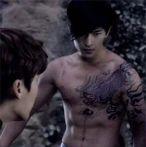 亲爱的热爱的韩商言腹肌,韩商言露出全部腹肌