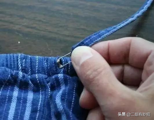 新鞋拉链在顶端拉不下来,新鞋拉链拉不下来