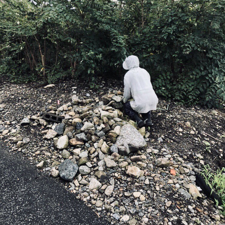 日本人进村村民惊慌失措片段,中国人探秘日本稻草人村