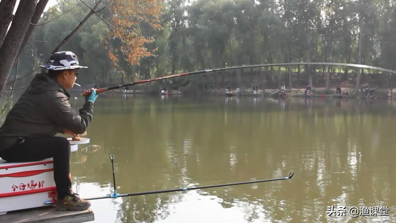 野钓中鱼后该怎么控鱼,野钓水域鱼很敏感怎么垂钓