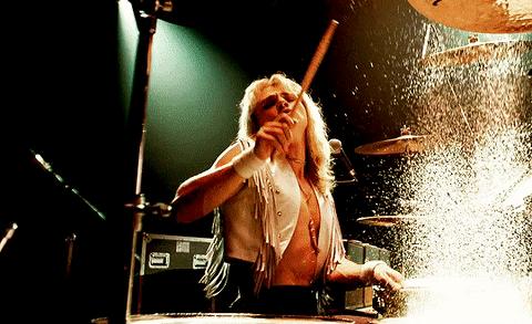 孩子玩游戏仇视父母到底该不该管,孩子玩游戏对人性的影响