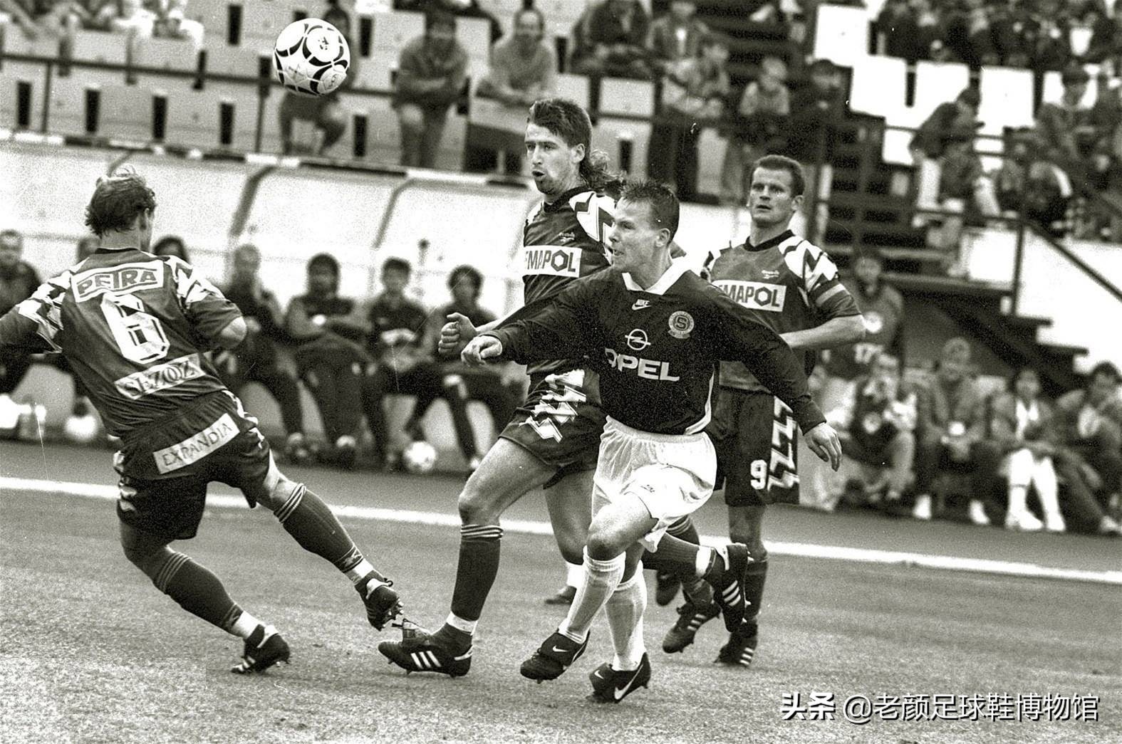 捷克铁人前锋出道，踢中场成名，欧锦赛上跑不死的边翼卫加盟蓝鹰