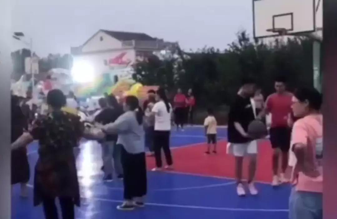 篮球场上运动员与广场舞大妈争吵,篮球场被广场舞大妈霸占打乱节奏