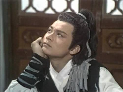 射雕中，因为梁子翁的蛇血郭靖百毒不侵，为何还中了梅超风的毒？