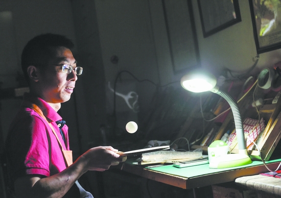 高管弃百万年薪成都开工作室定制乒乓球拍吸引国外客户