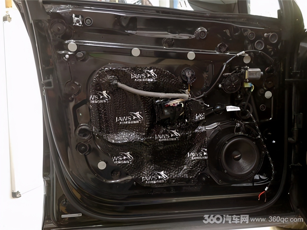 奥迪q7改装案例亮黑套件,新款奥迪q7改装智能大屏