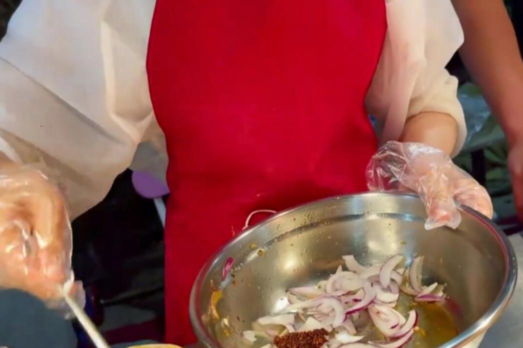 90后女孩辞职摆摊卖小吃,适合女生摆摊的网红小吃路边摊