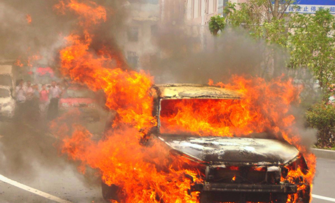 车为什么会自然?这些配置加在车上,热天一到就是定时*弹炸**