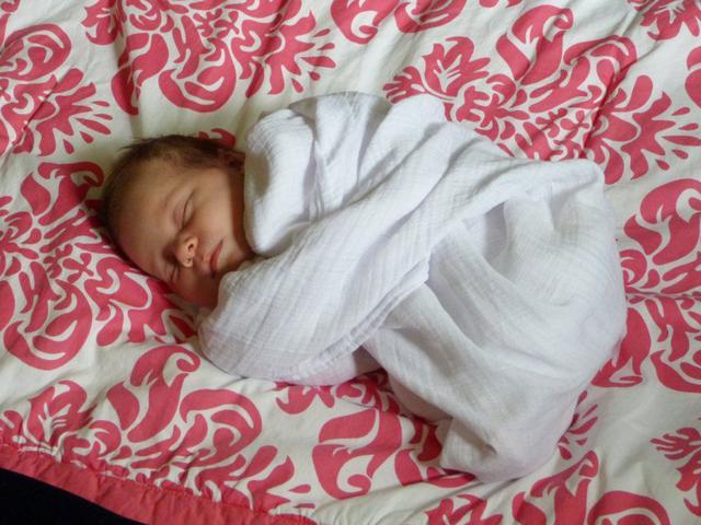 新生儿睡觉不踏实必须抱着,新生儿白天睡不踏实需要抱怎么办