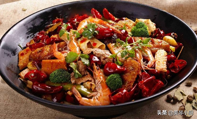 好吃的麻辣香锅在家就可以自己做,麻辣香锅这样做比外面买的还好吃