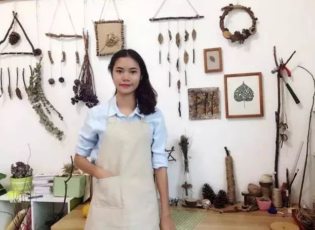 她31岁放弃北漂高薪，回归森林“捡垃圾”，用树叶打造出人间仙境