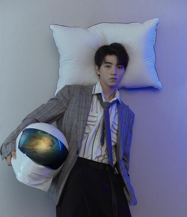 时尚杂志开年封：TFBOYS竞相绽放，各路明星争奇斗艳