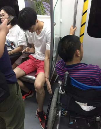 成都的地铁真的很有氛围感,成都的地铁有多浪漫