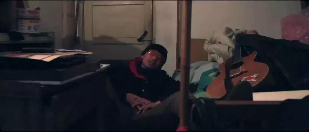 删*片毛**,讲荤段子,还不洗澡,但他教出的学生却能为刘德华写歌