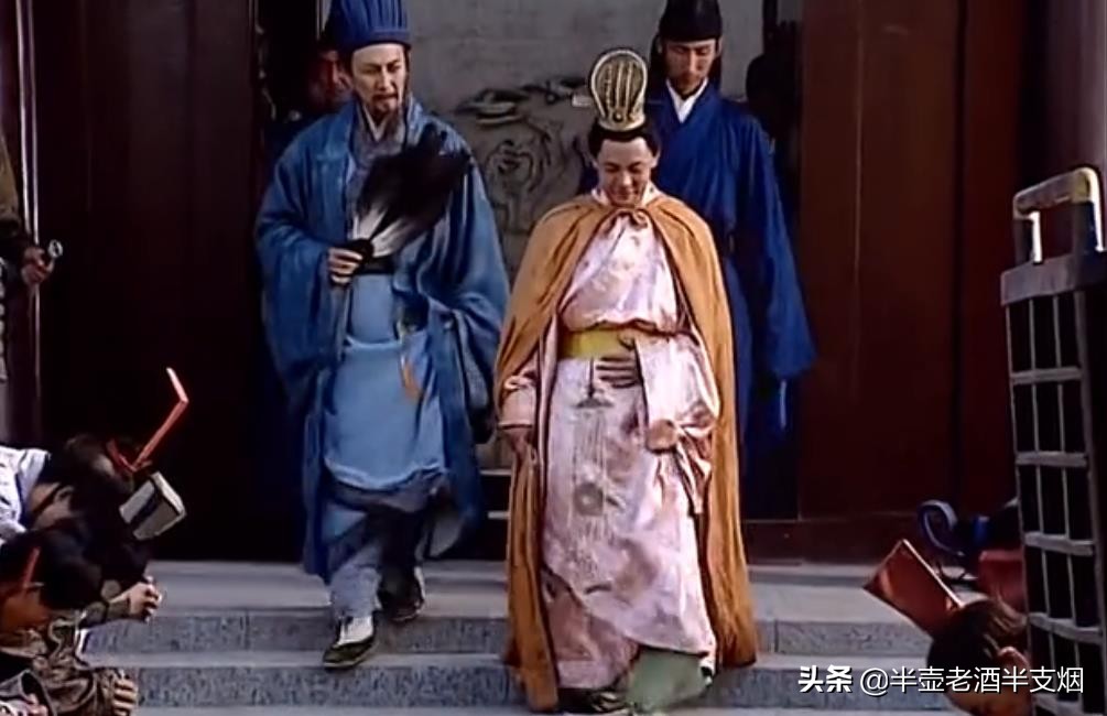 曹操刘备孙权之间的关系,曹操和刘备的名字中都有什么