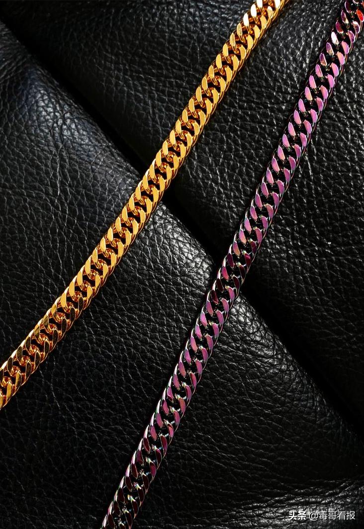 简约的首饰往往是穿搭的必杀技,首饰穿搭