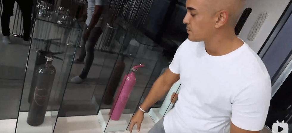 迪拜男子奋斗十年买下劳斯莱斯,迪拜小伙卖掉劳斯莱斯买法拉利