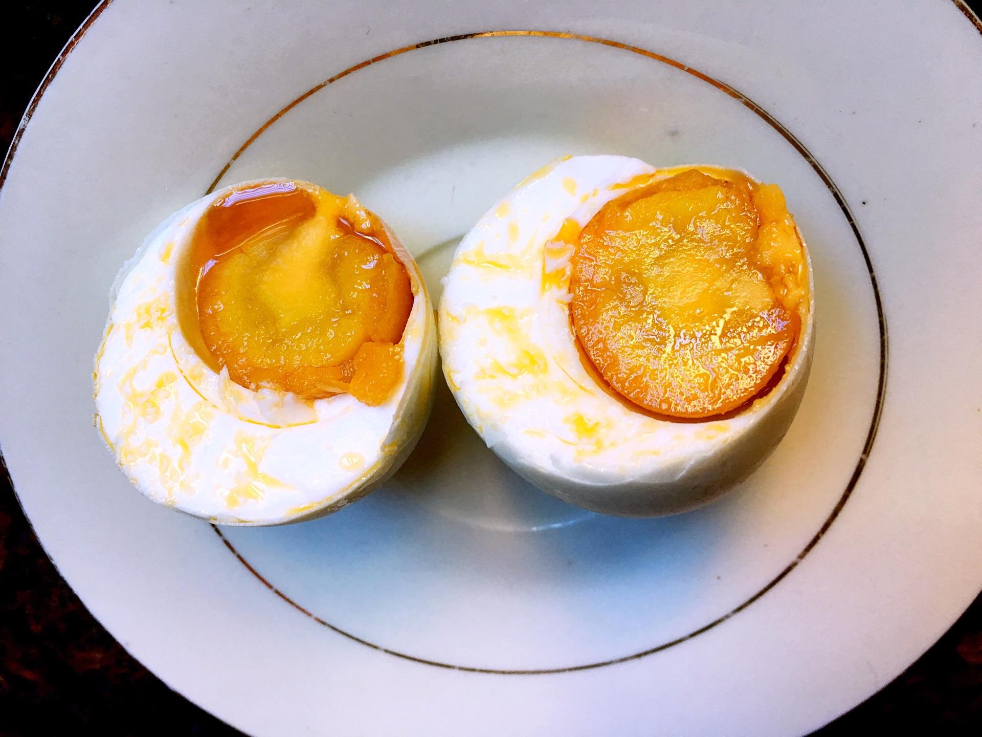 腌咸鸭蛋起沙流油的方法,如何腌制咸鸭蛋既出油又起沙不咸