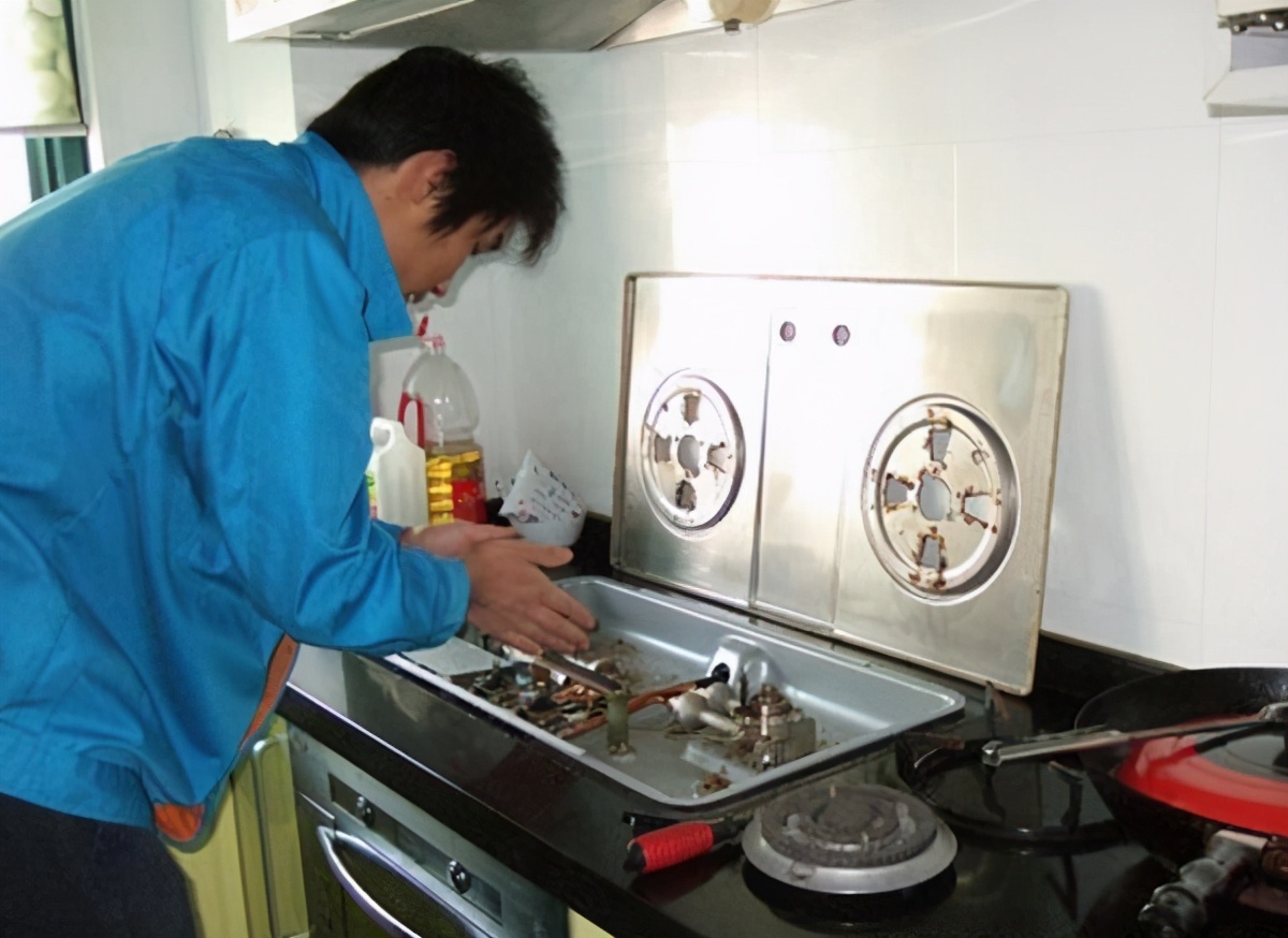 燃气灶开小火自动熄火是什么原因,燃气灶中间小圈不出火是什么原因