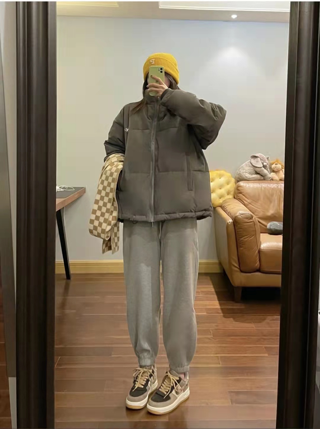 男生冬天灰色裤子配什么,男士冬天灰色上衣搭配什么裤子