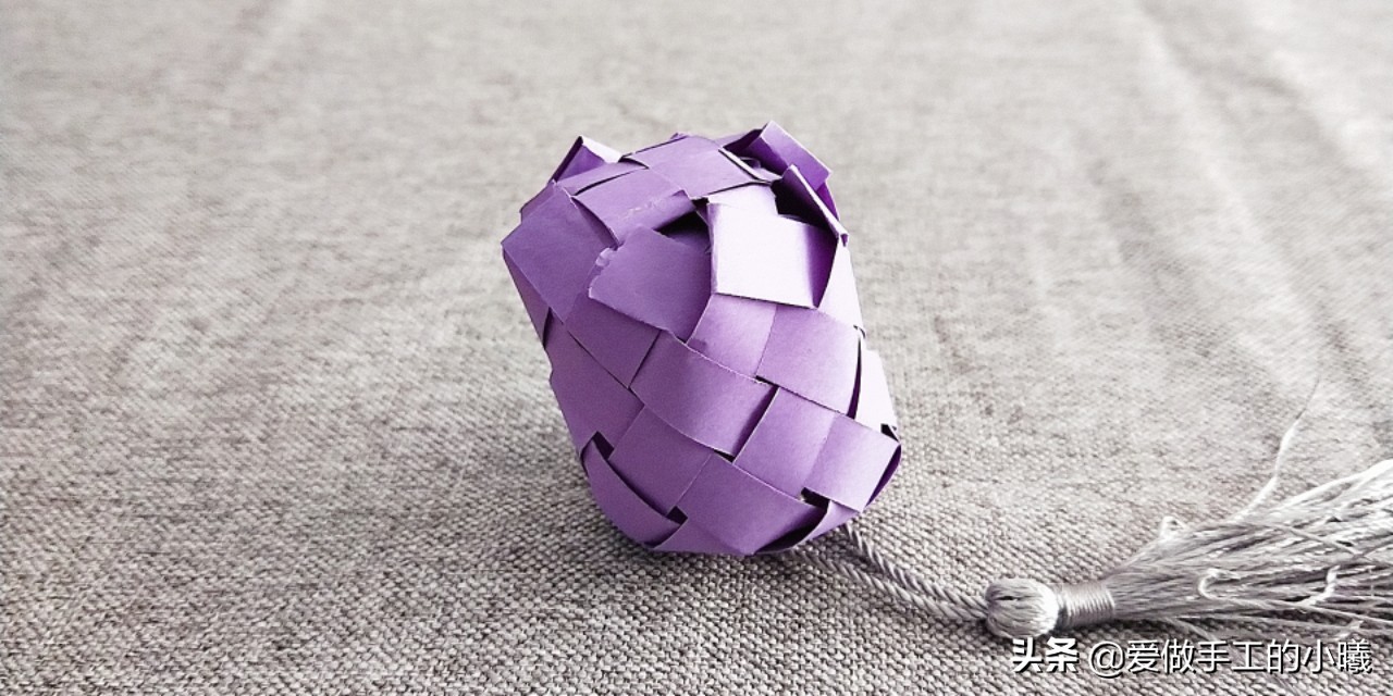 用折星星的纸条做灯笼,用纸条折红红的小灯笼