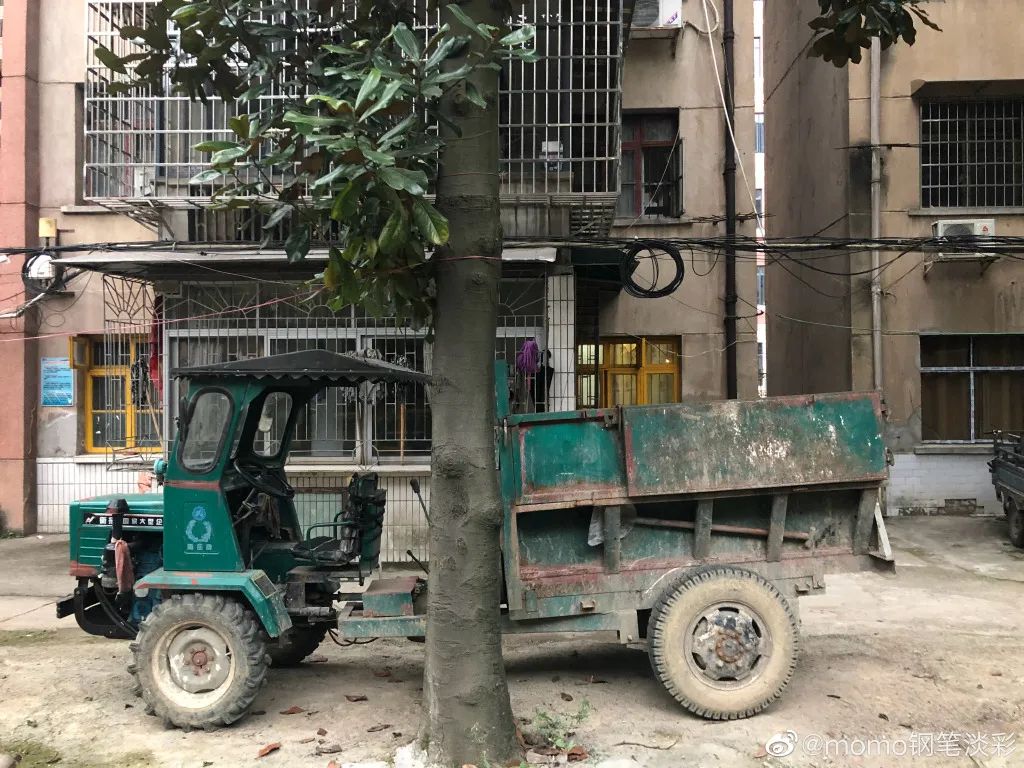 90后小姐姐在家里画画,90后小姐姐画画图片