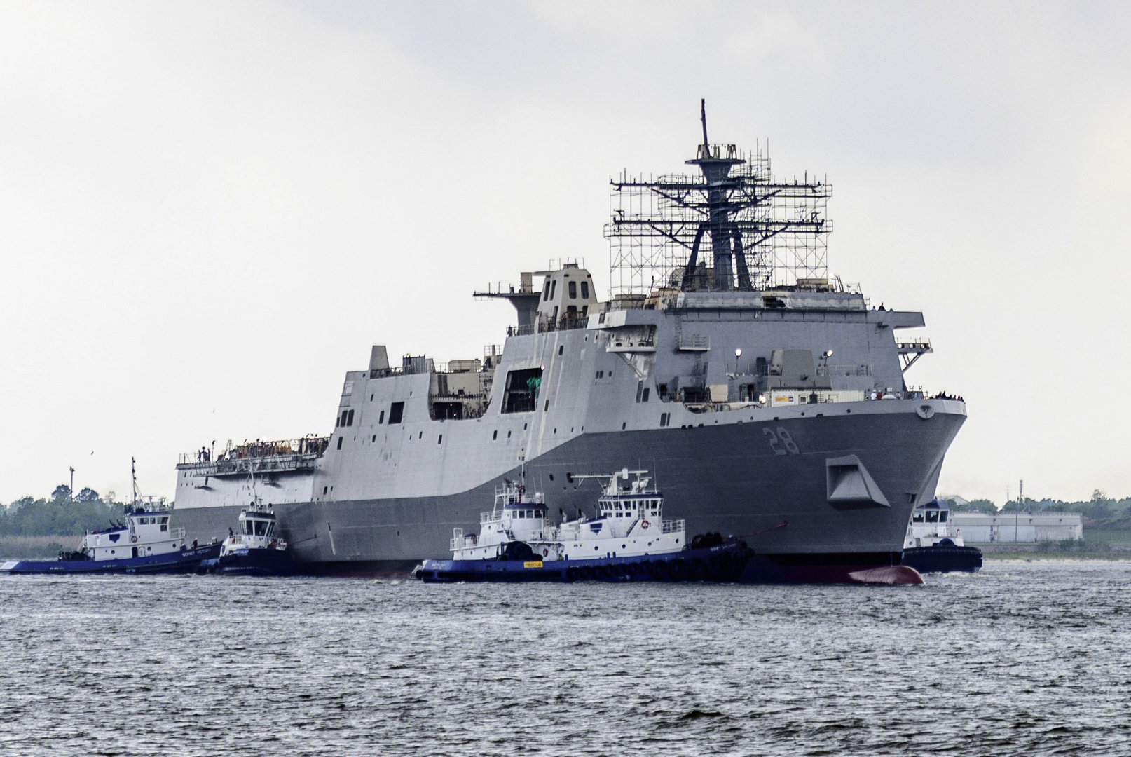 美军两栖攻击舰被拒停,美国新建中型登陆舰