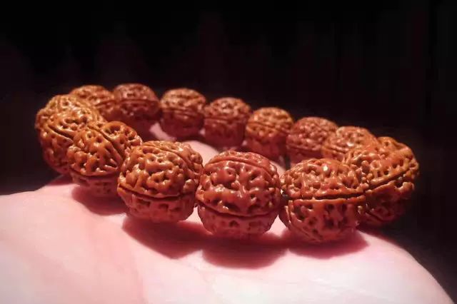 有玻璃底的手串可以直接用手盘吗,紫檀手串多久能盘出玻璃底