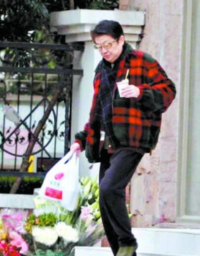 插足成龙家庭，被母亲骂“*鸡做**都没人要”，女儿离家改姓娶同性