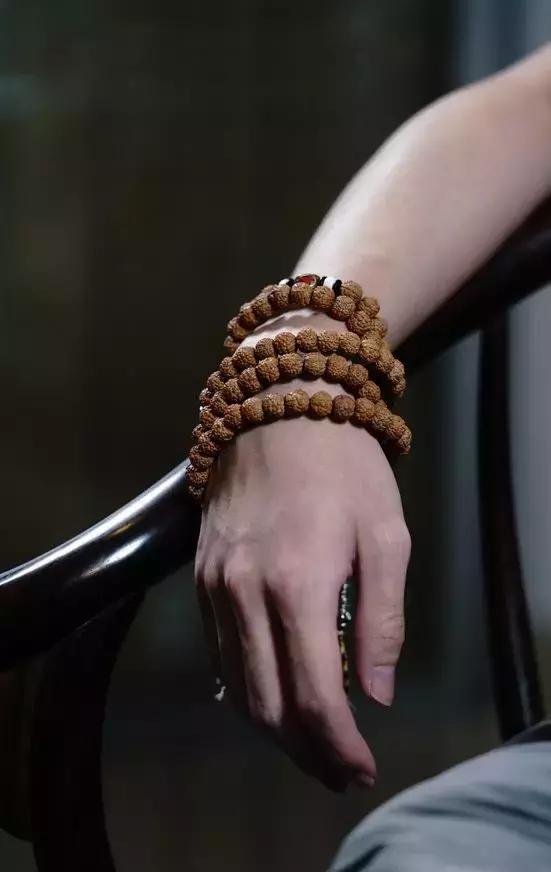 男士戴108蜜蜡串合适吗,男人可以戴石榴石手串吗