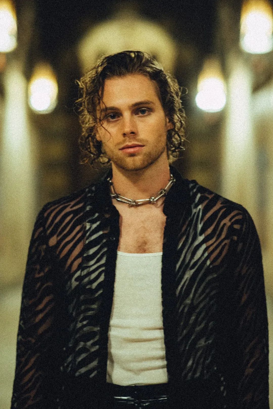 澳大利亚男歌手跟越美混血女星求婚成功