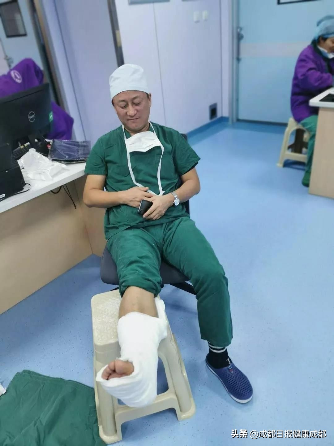 成都“滑轮医哥”短视频走红：都这样了还上班，真帅
