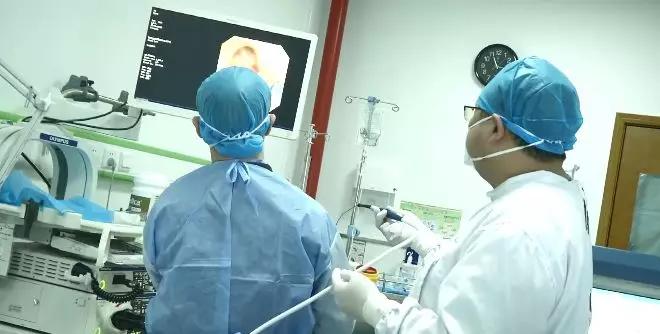 怀孕大笑然后发现流了点血,孕妇突然流红色血