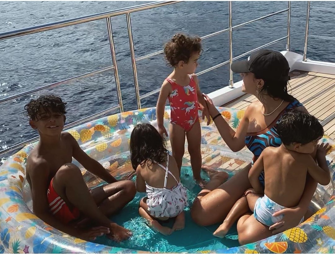 乔治娜晒c罗和贝拉,乔治娜给c罗剪头颜值巅峰