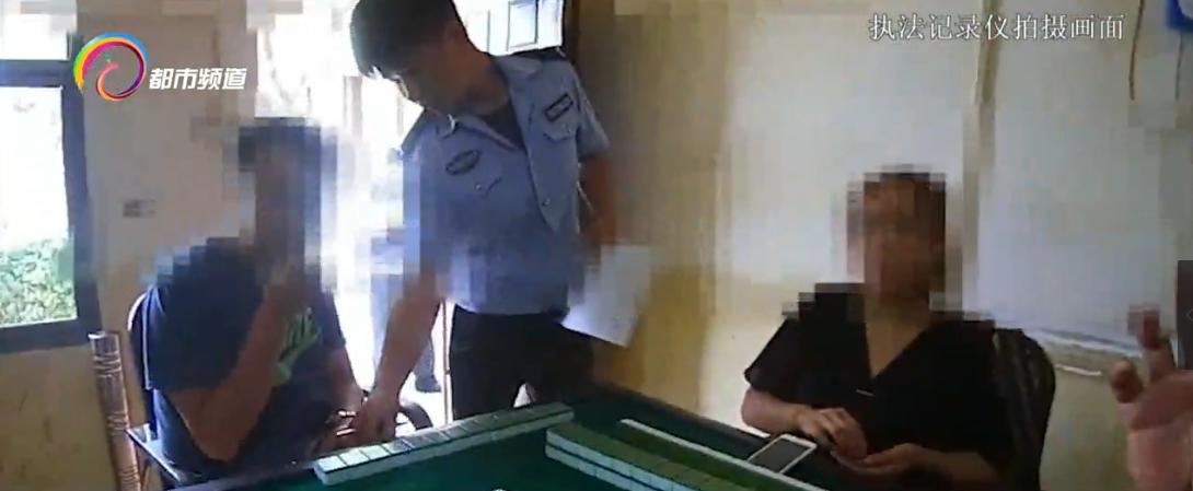 二十四个人分六桌在打麻将，用红黄蓝三种颜色的卡片代替现金赌博